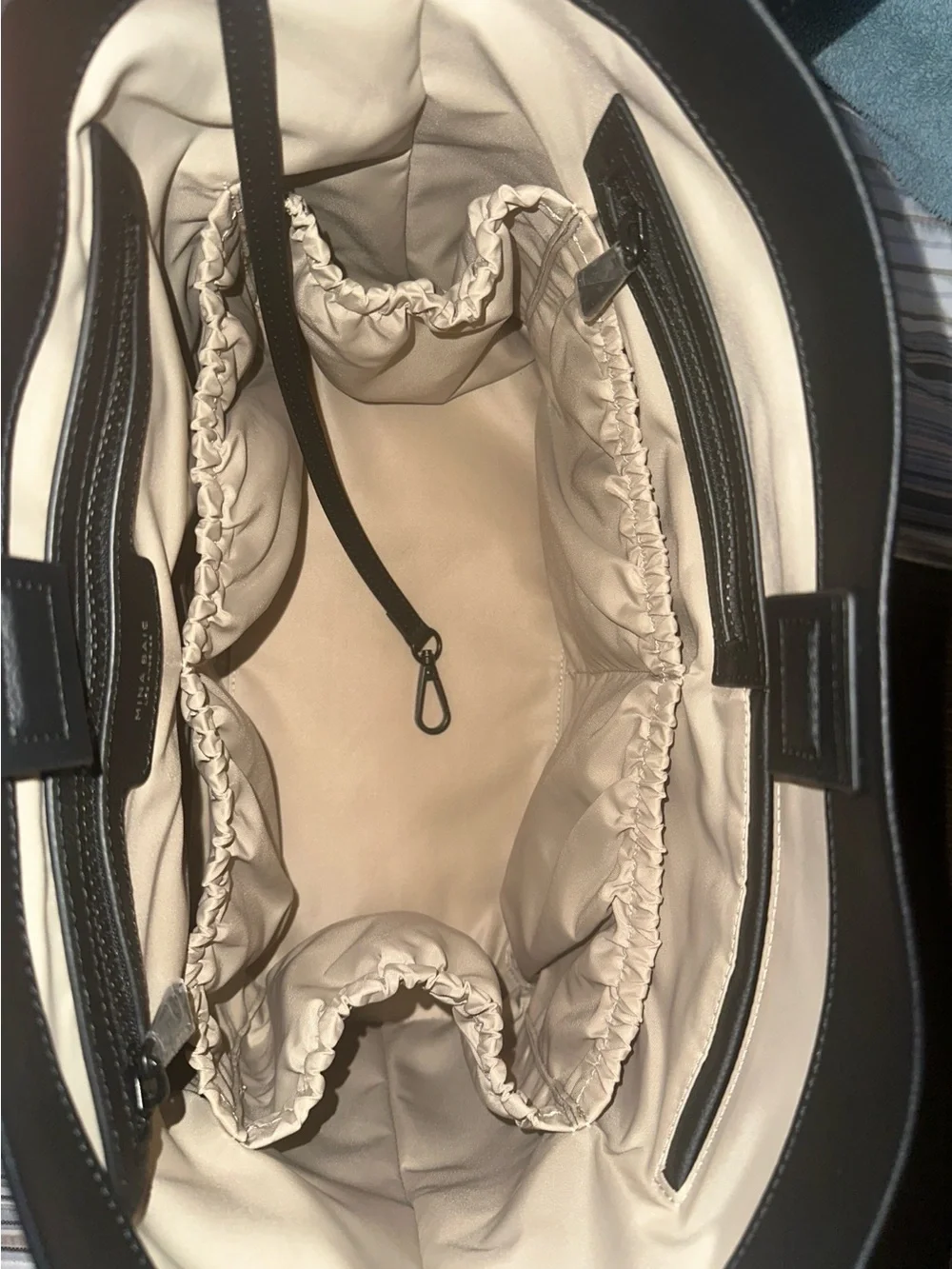 Mina Baie midi Harlow Black Leather Tote Bag